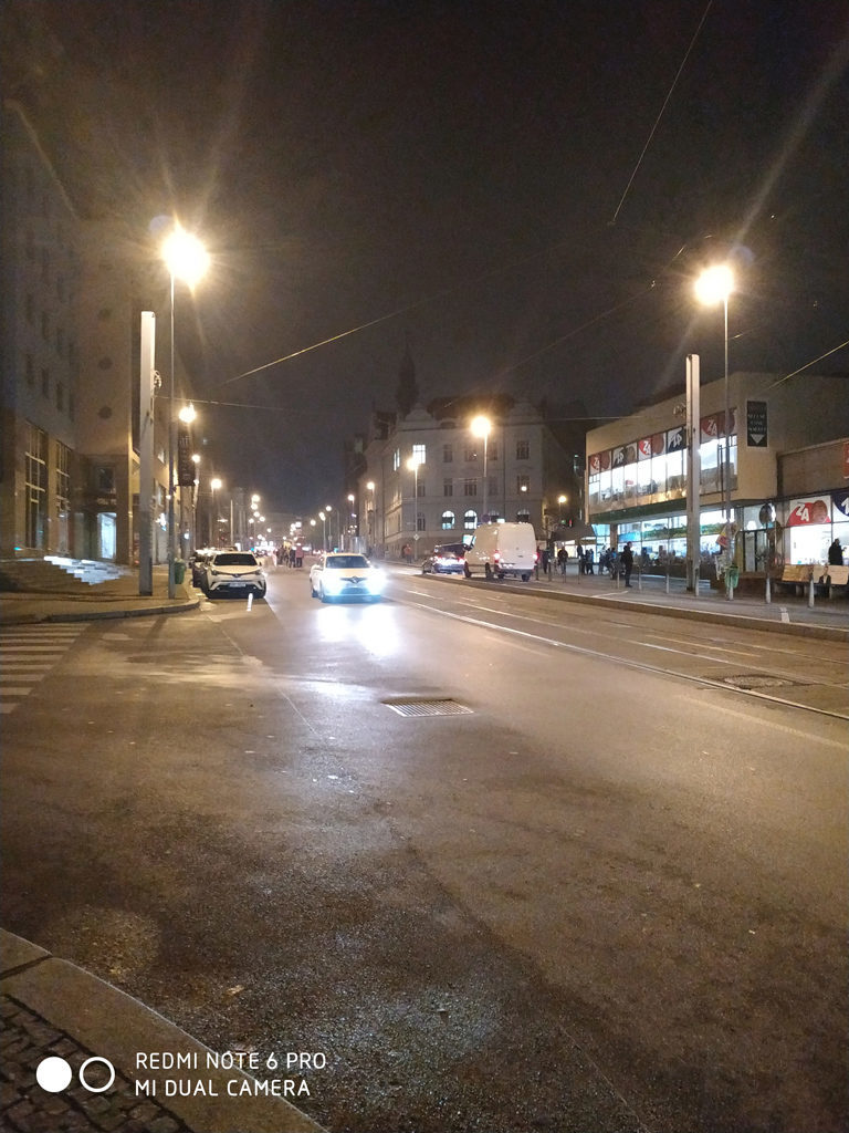 Xiaomi Redmi Note 6 Pro noční foto