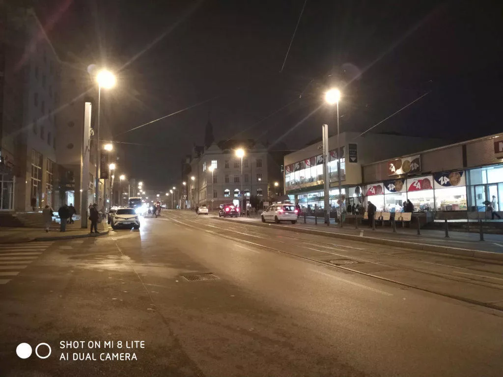 Xiaomi Mi 8 Lite fotografie nocni ulice