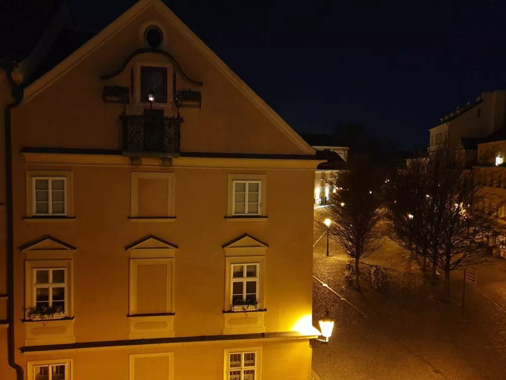 noční fotografie ze Samsung Galaxy S10 dům