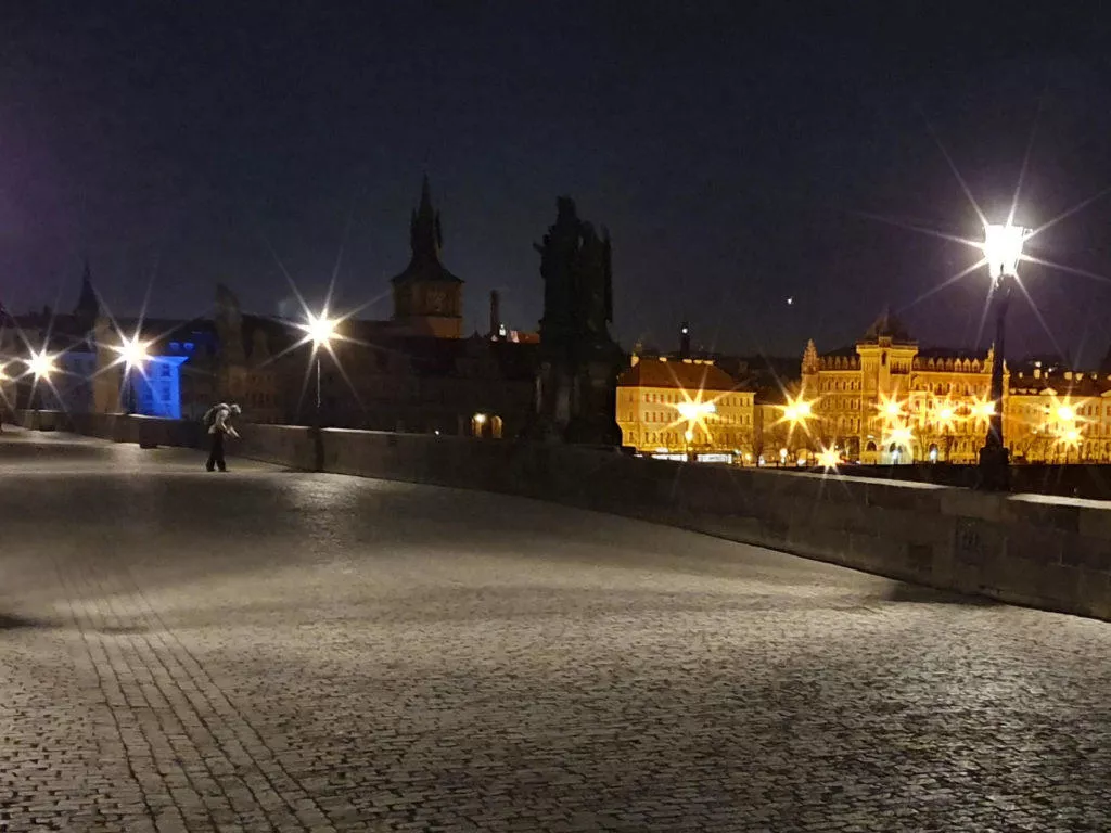 noční karlův most v praze test fotoaparátu samsung galaxy s10 detail