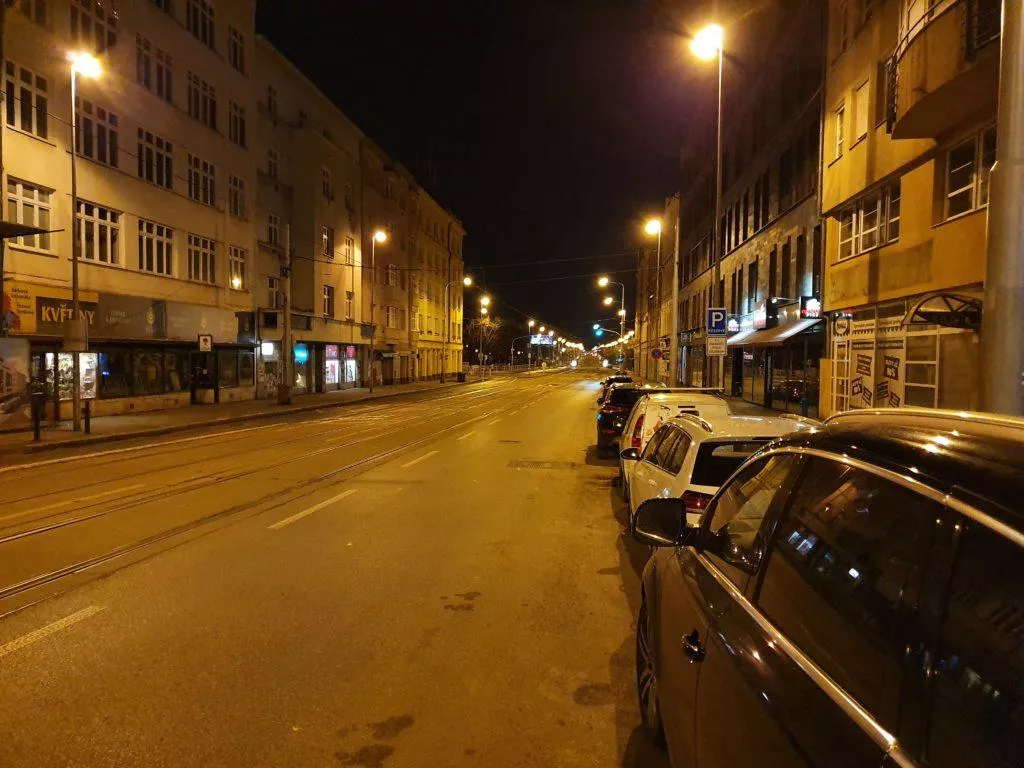 Samsung Galaxy S10+ fototest noční pražská ulice