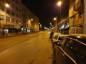 Samsung Galaxy S10+ fototest noční pražská ulice