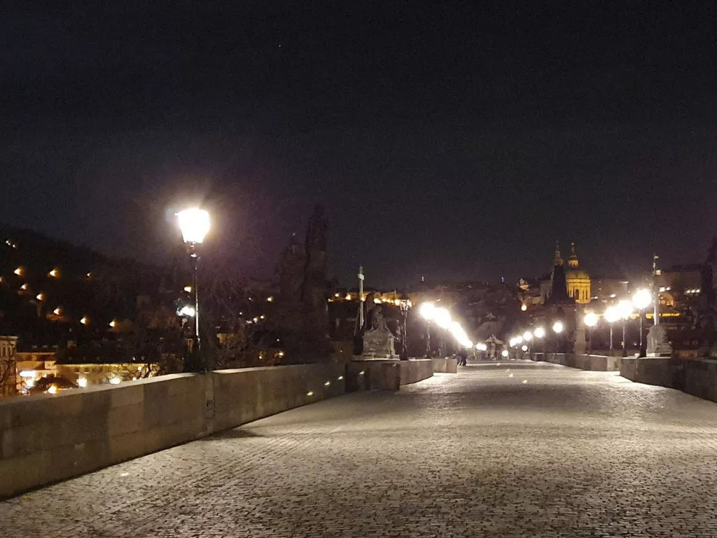Samsung Galaxy S10 noční Praha karlův most fotografie detail