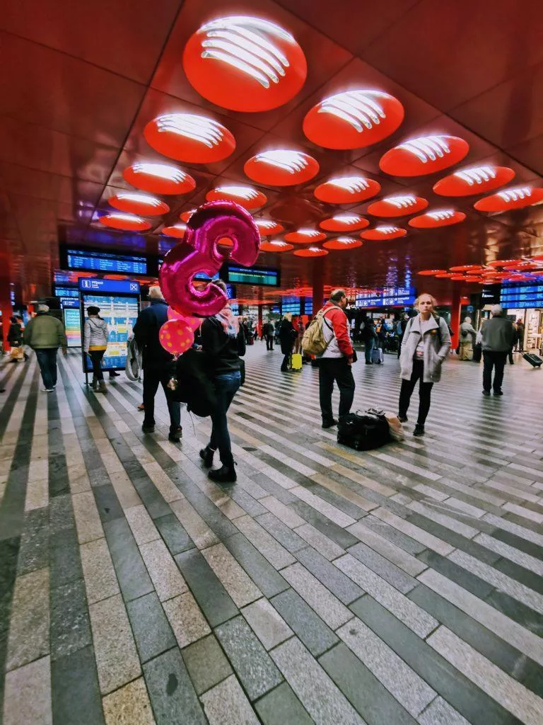 balónek na nádraží 0,6x zoom huawei p30 pro fotografie