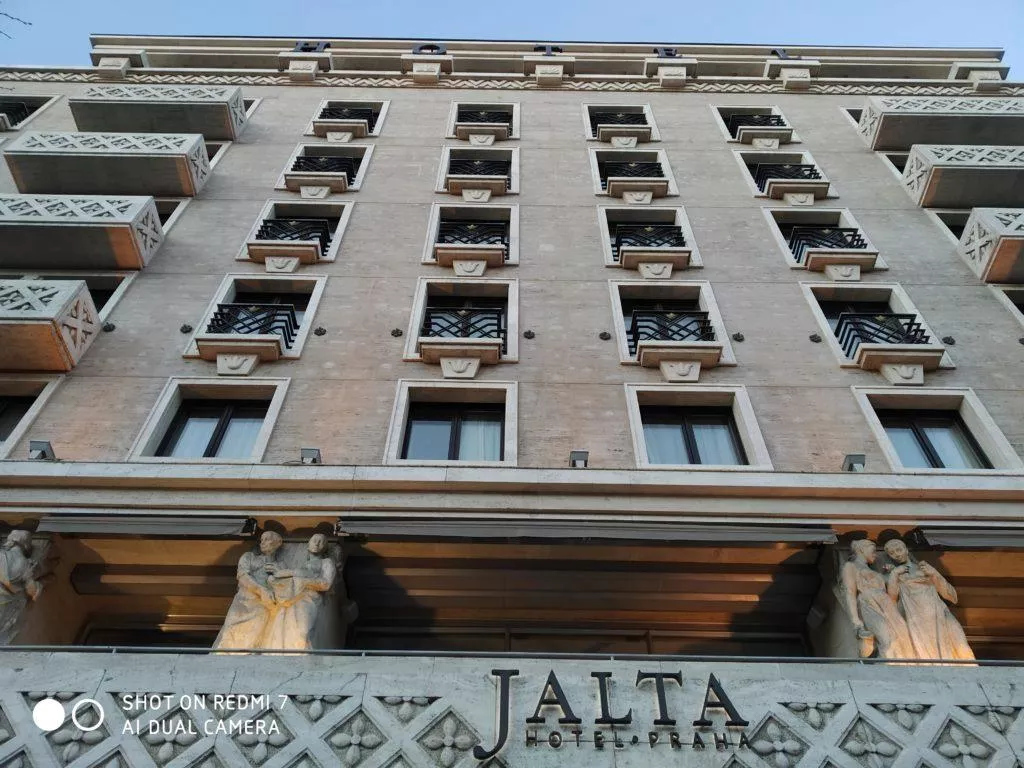 Fotografie Xiaomi Redmi 7 budova jalta