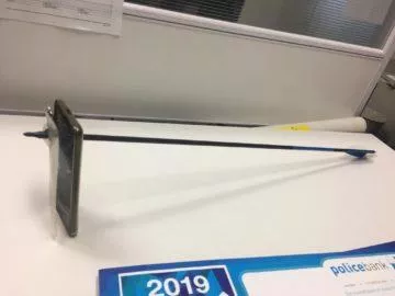 luk telefon použitý jako štít