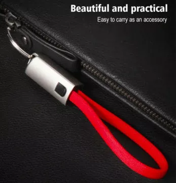 přívěsek a USB kabel