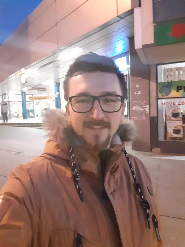 Samsung Galax M20 testovací fotografie selfie noc