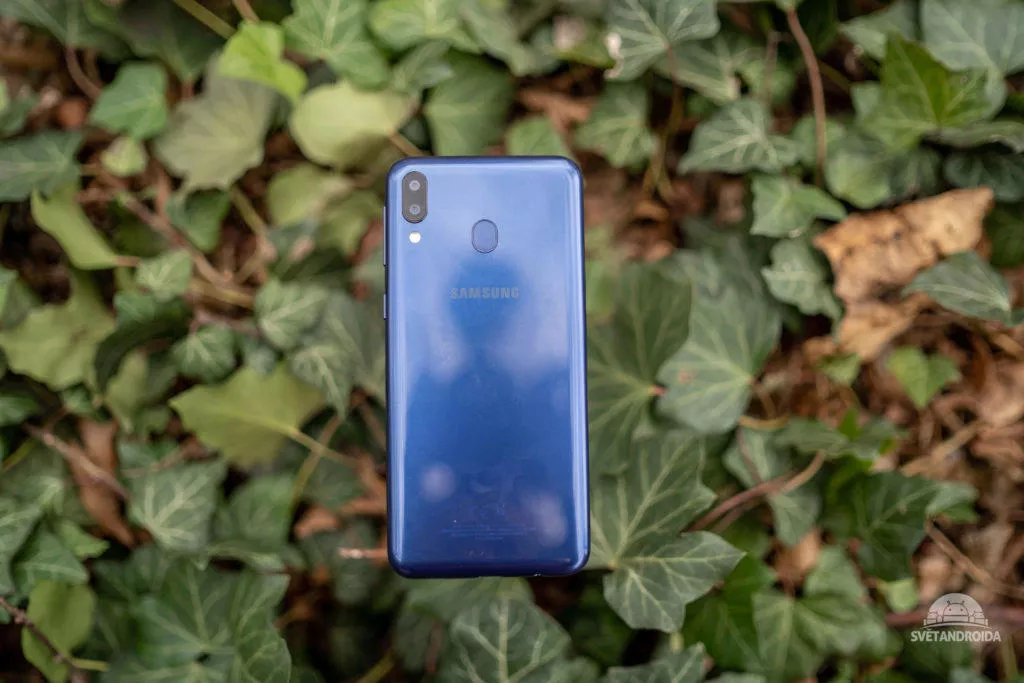 Samsung Galaxy M20 design zadni strany
