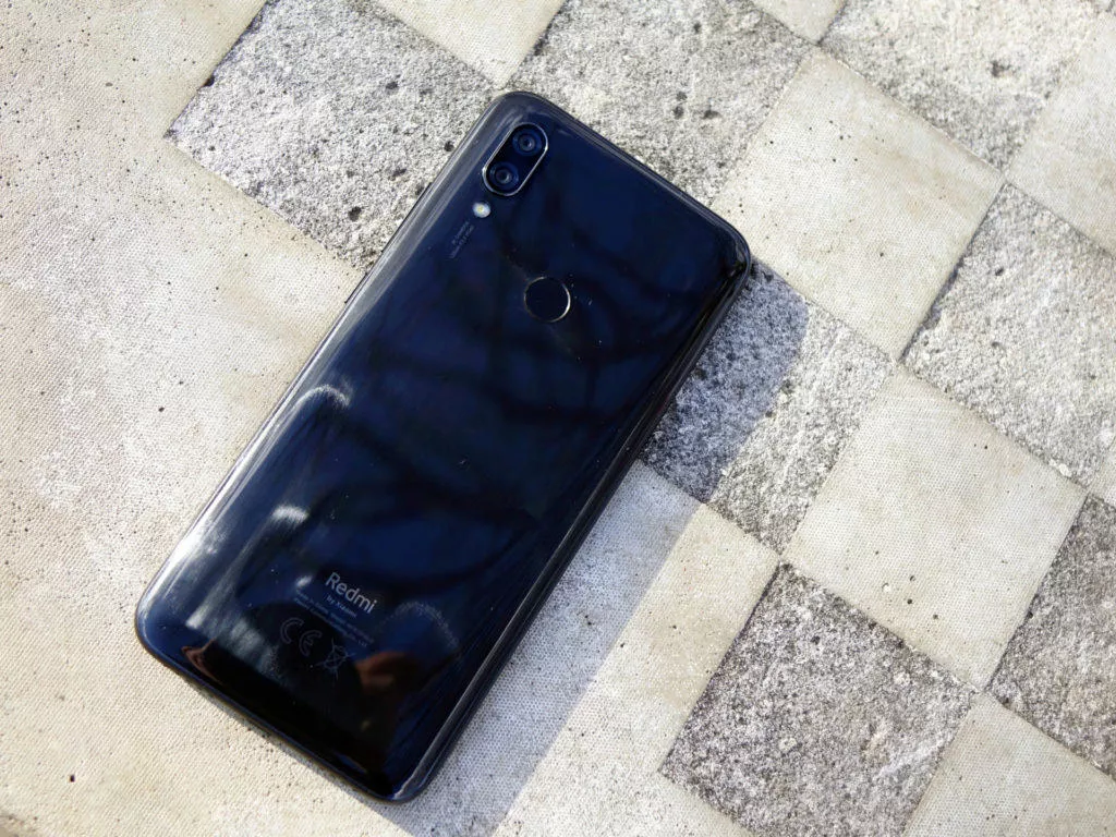 xiaomi redmi 7 v obalu