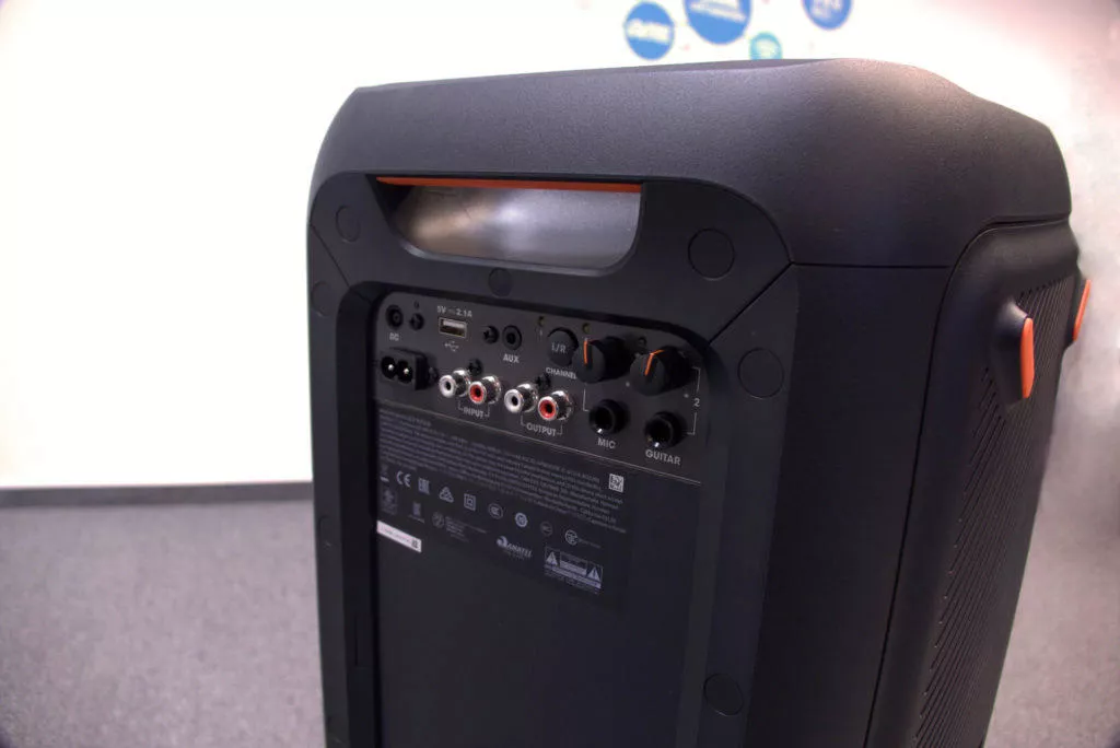 jbl partybox 300 zadni strana konektory reproduktoru