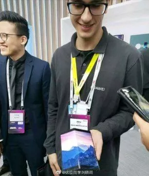 levnější ohebný telefon huawei