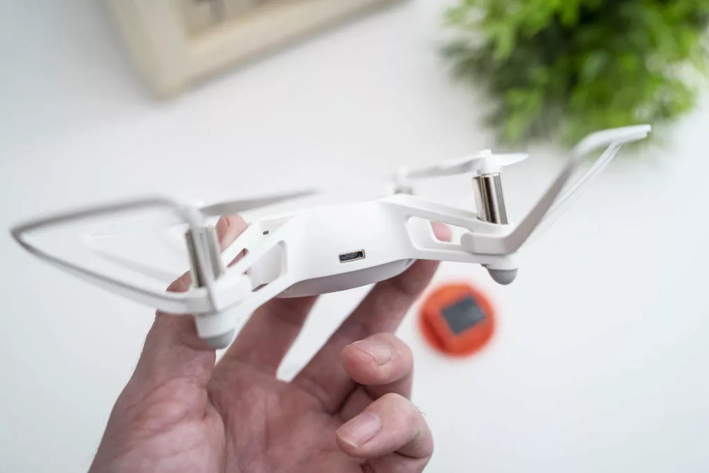 Levný dron Xiaomi microUSB
