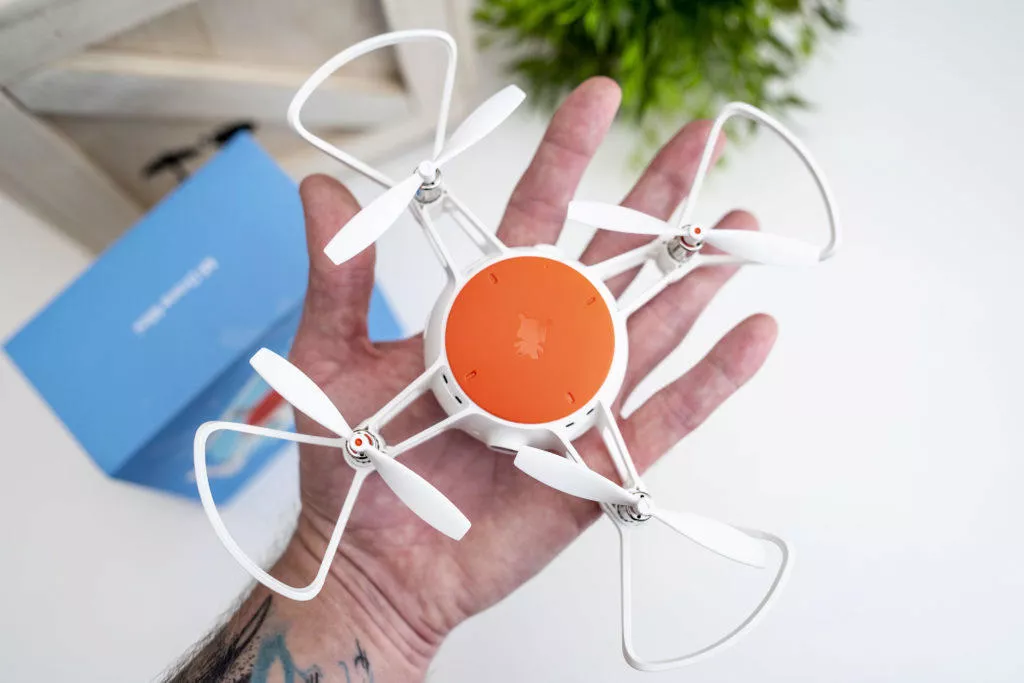 Xiaomi Mi Drone Mini v ruce design dronu