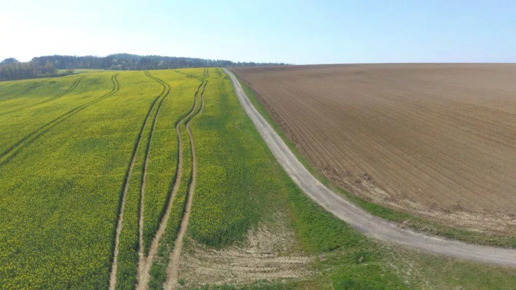 hubsan zino fotografie z dronu pole