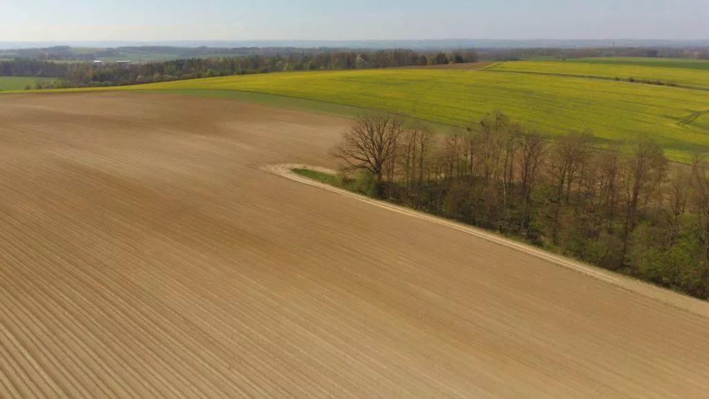 hubsan zino fotografie z dronu pole na jare