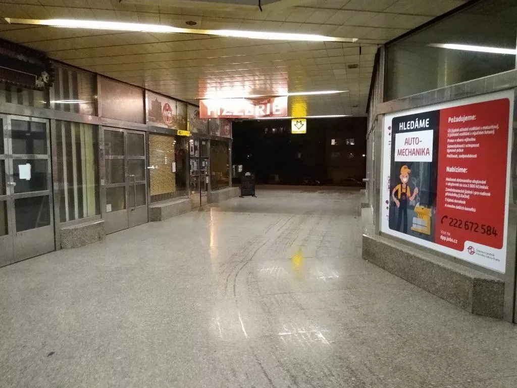 Moto G7 Power fotografie noční metro