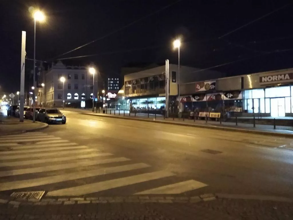 Moto G7 Power fotografie noční ulice