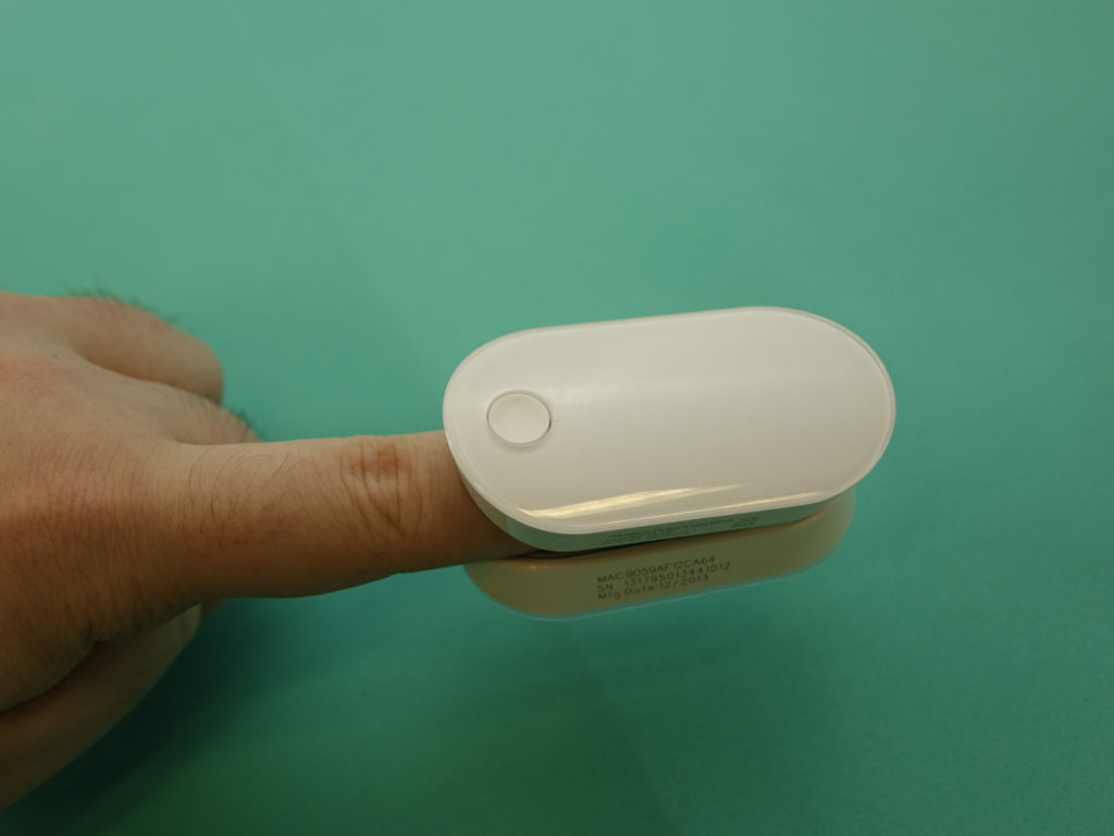 oxymetr iHealth Air PO3 na prstu