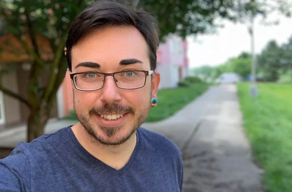 Rozostření pozadí na portrétu - foťák v mobilu