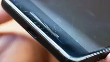 Škrábanec na displeji mobilu