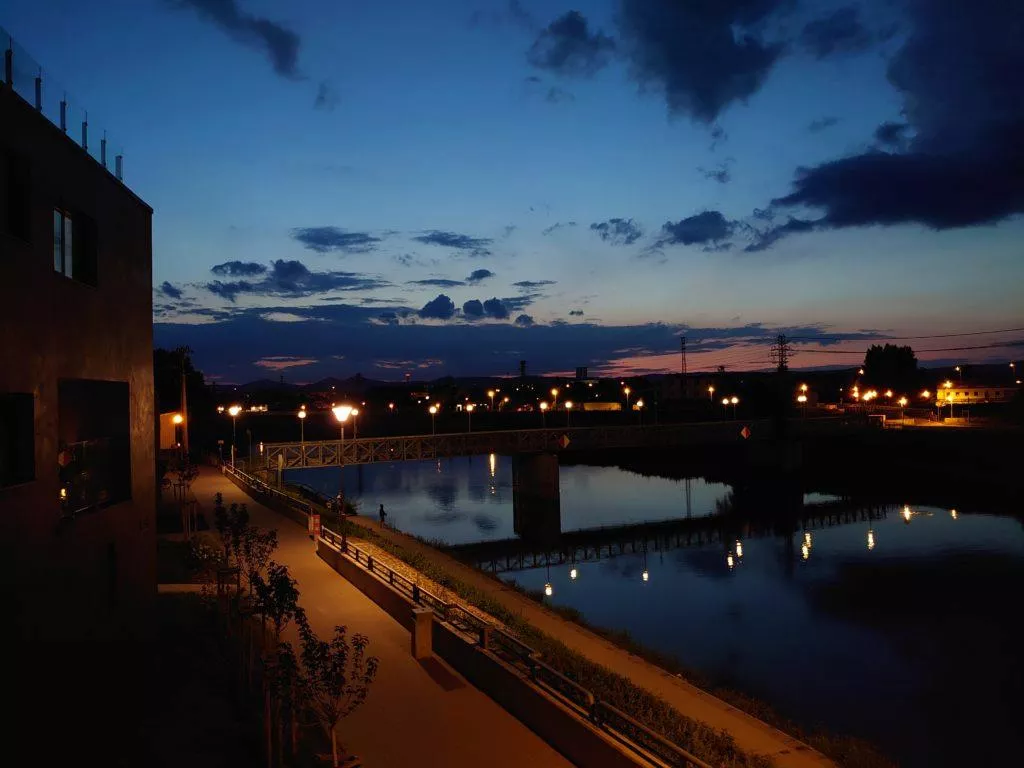 sony xperia 1 nocni scena