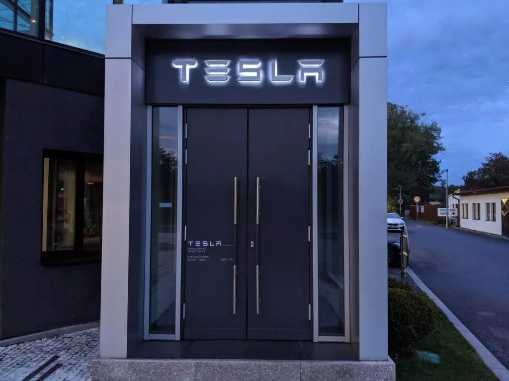 Tesla otevřela prodejnu