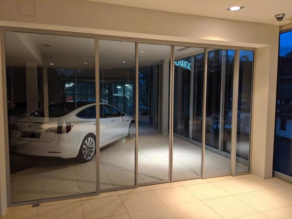 tesla praha prodejna interiér
