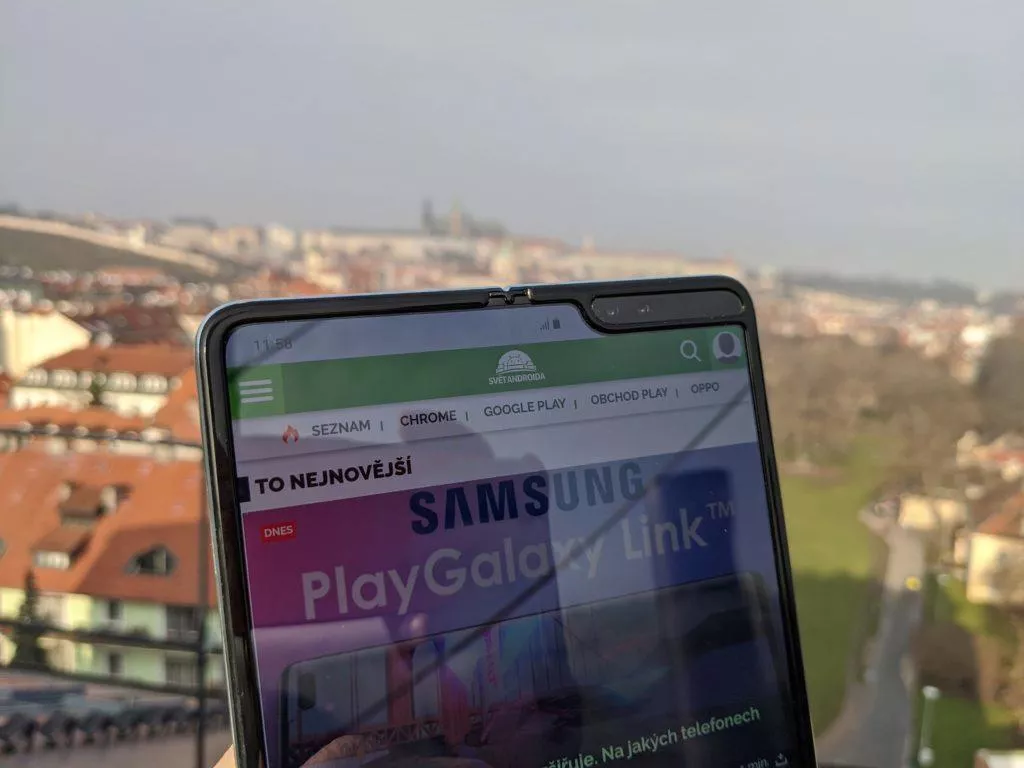 První dojmy ze Samsung Galaxy Fold ruka exteriér 1