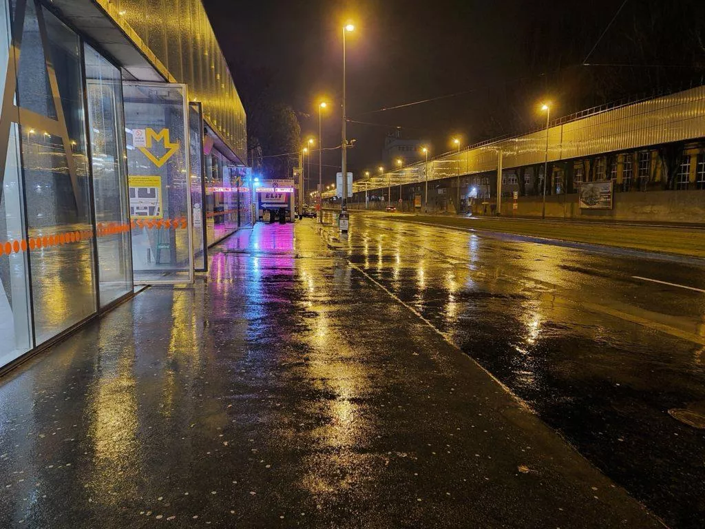 Fotografie Samsung Galaxy S20 Ultra 5G nocni rezim stanice metra
