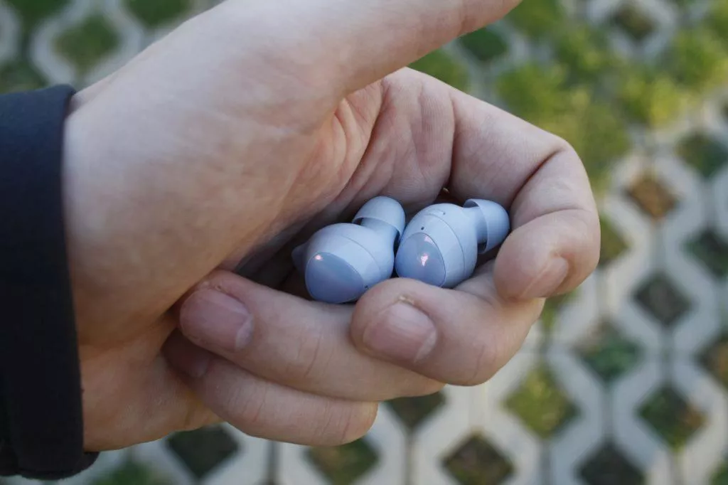 Samsung Galaxy Buds Plus sluchátka v ruce
