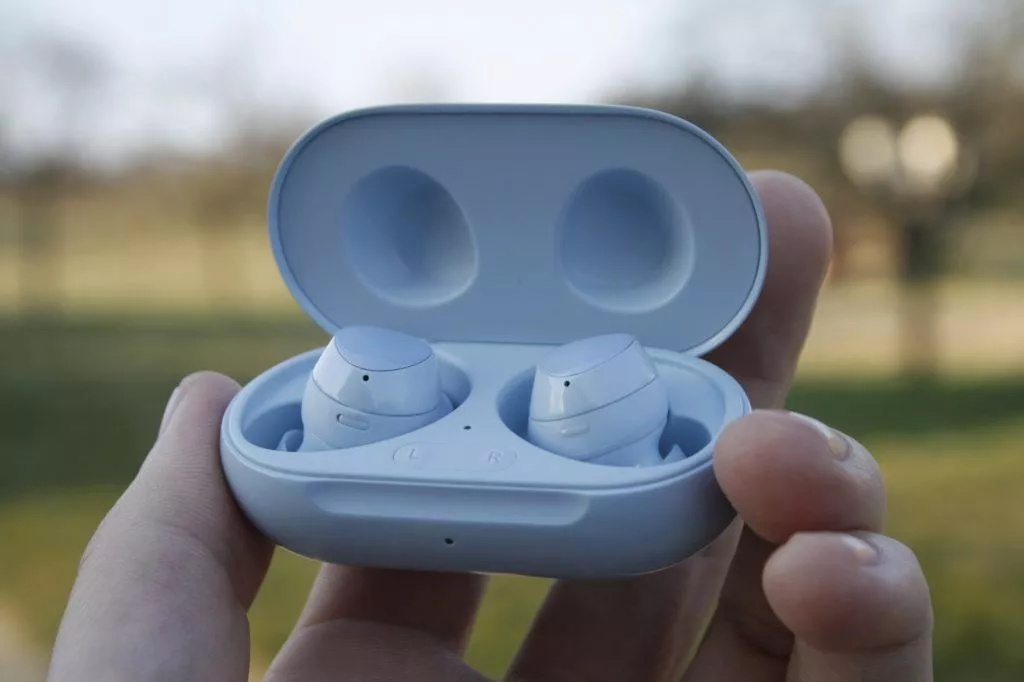 Samsung Galaxy Buds Plus v ruce otevřené