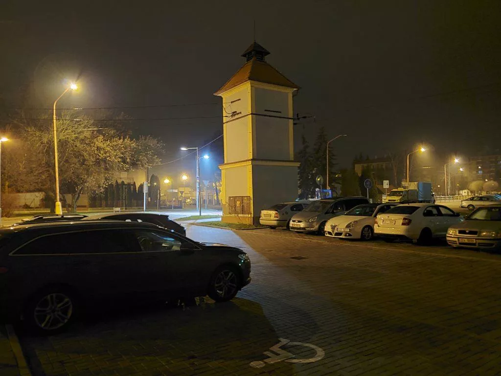 samsung galaxy fold foto primarni parkoviste v noci