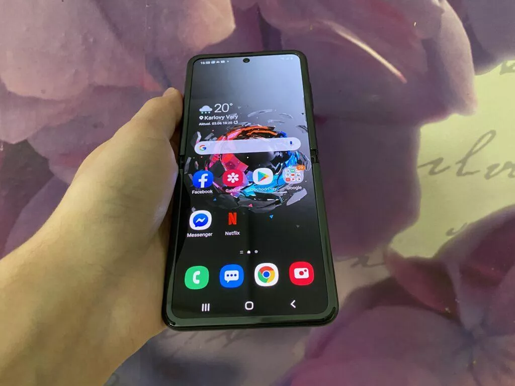 ohebný telefon