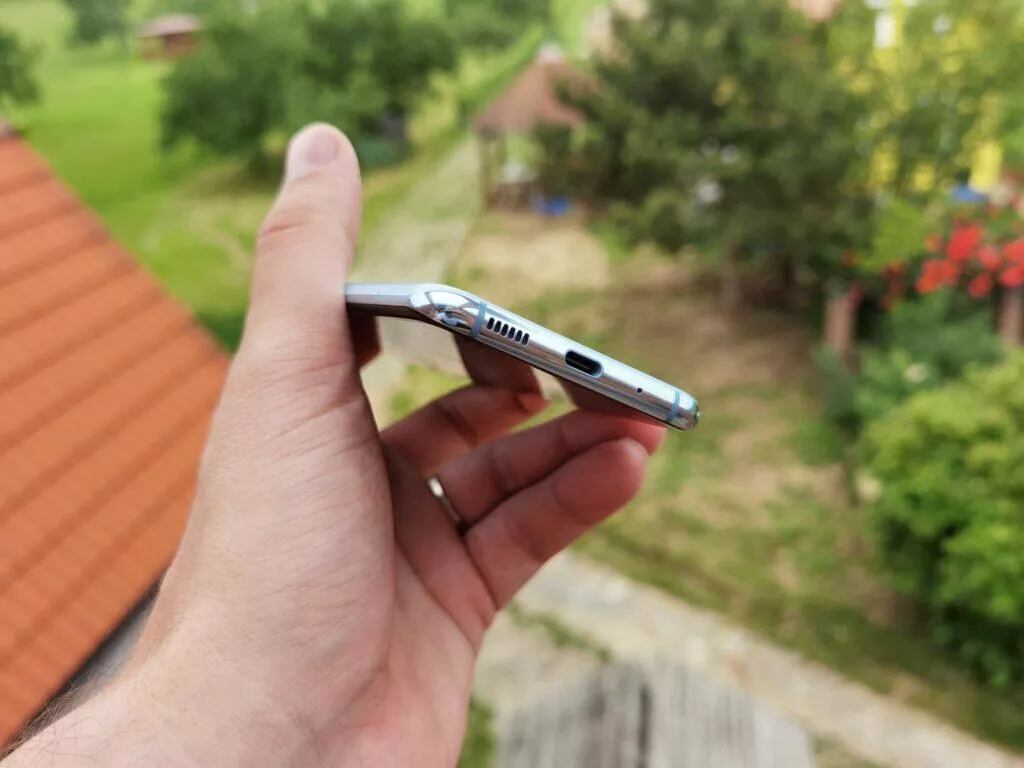 Samsung Galaxy S20 spodní hrana