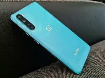 OnePlus Nord záda detail