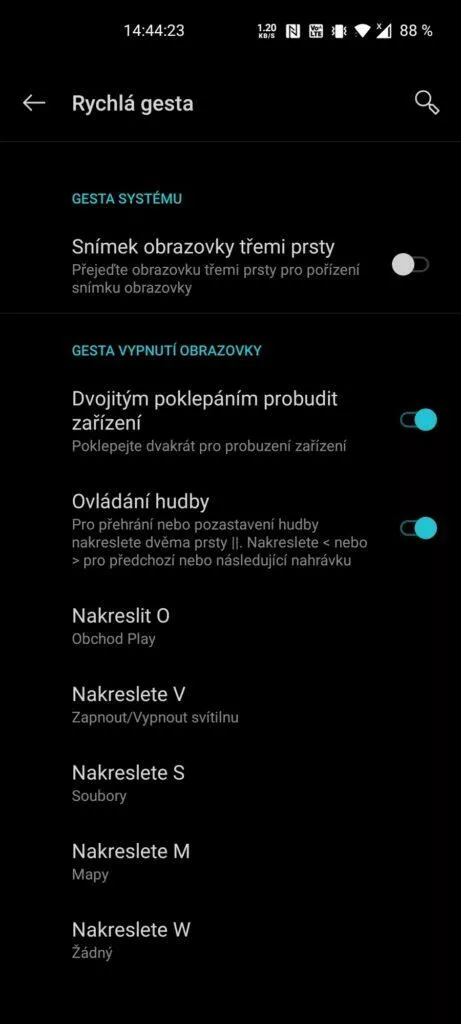 OxygenOS gesta na zamknutém displeji
