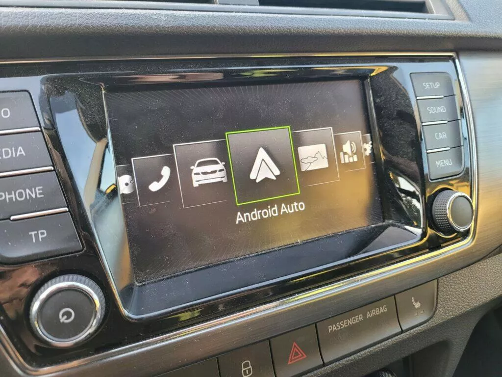Jak v autě pouštět hudbu z mobilu Android Auto menu