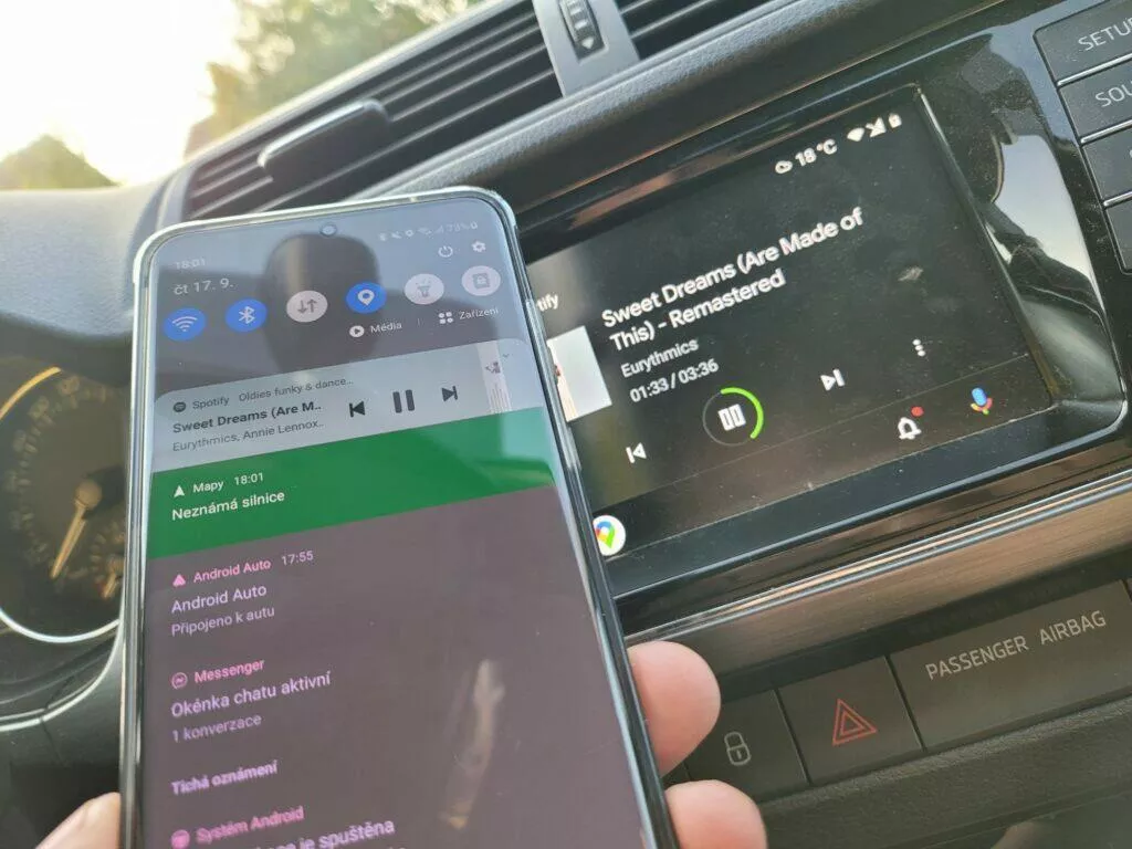 Jak v autě pouštět hudbu z mobilu Android Auto připojení