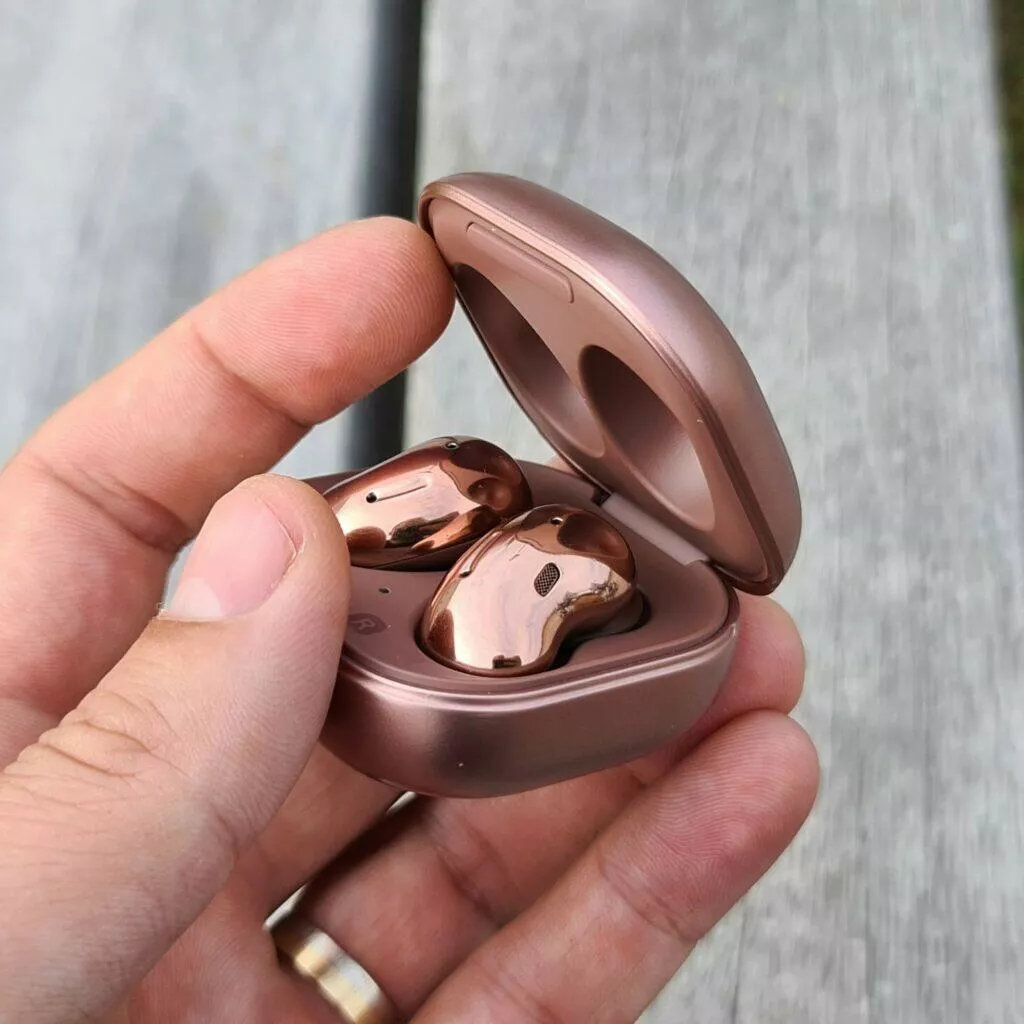 Samsung Galaxy Buds Live detail čtverec otevření