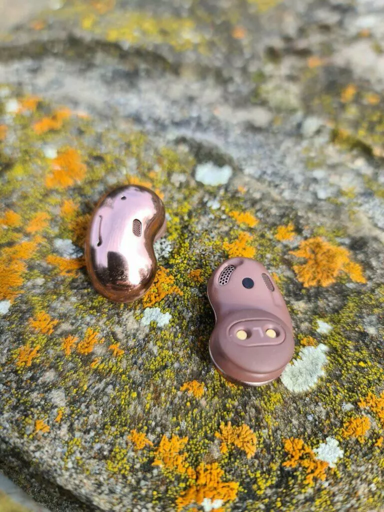 Samsung Galaxy Buds Live sluchátka vnitřní vnější strana