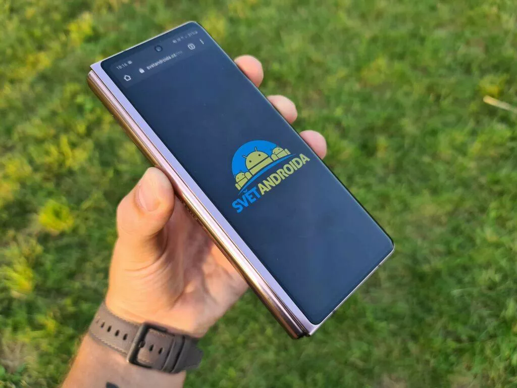 Samsung Galaxy Z Fold2 Svět Androida logo malý displej