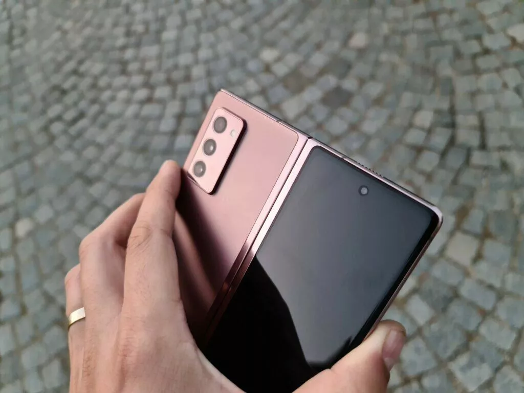 Samsung Galaxy Z Fold2 v ruce záda