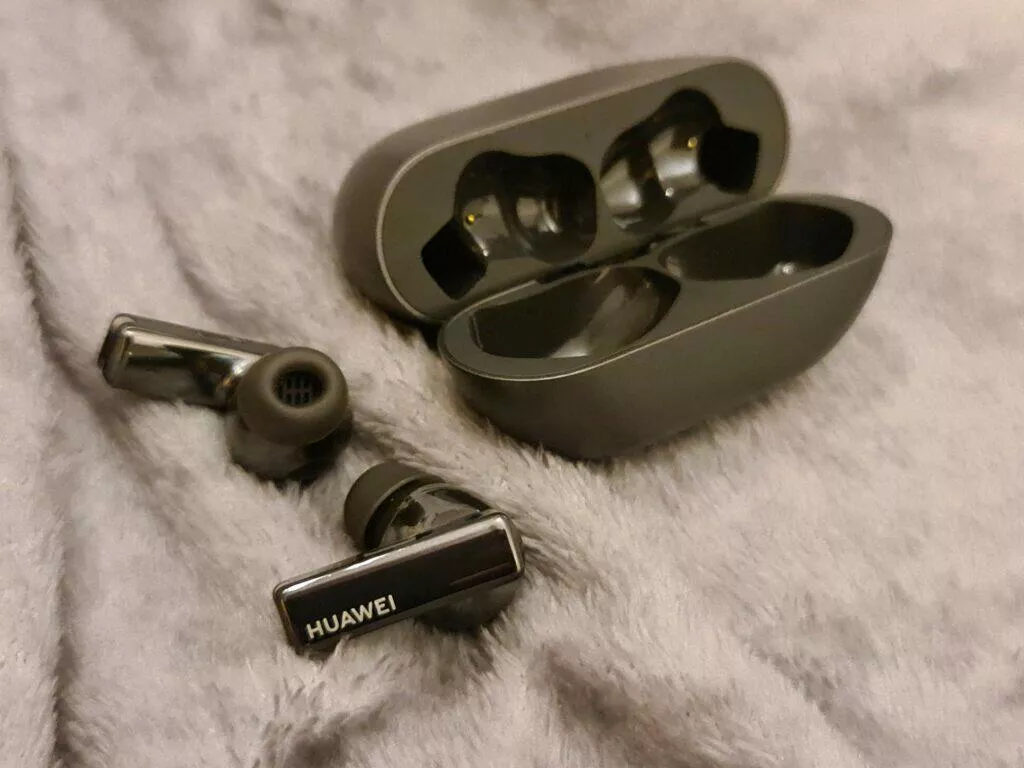 Huawei FreeBuds Pro detail sluchátka u pouzdra