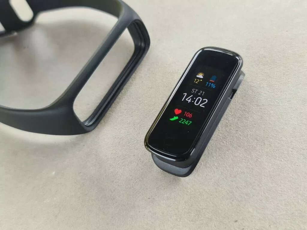 Samsung Galaxy Fit2 design tělo čelo řemínek