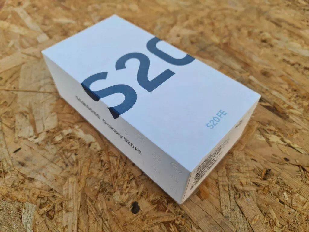 Samsung Galaxy S20 FE balení krabice