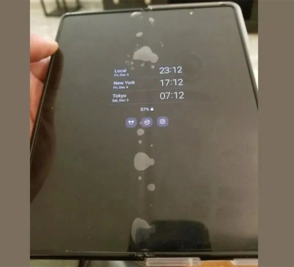 galaxy fold2 bubliny pod folii ukazka velke