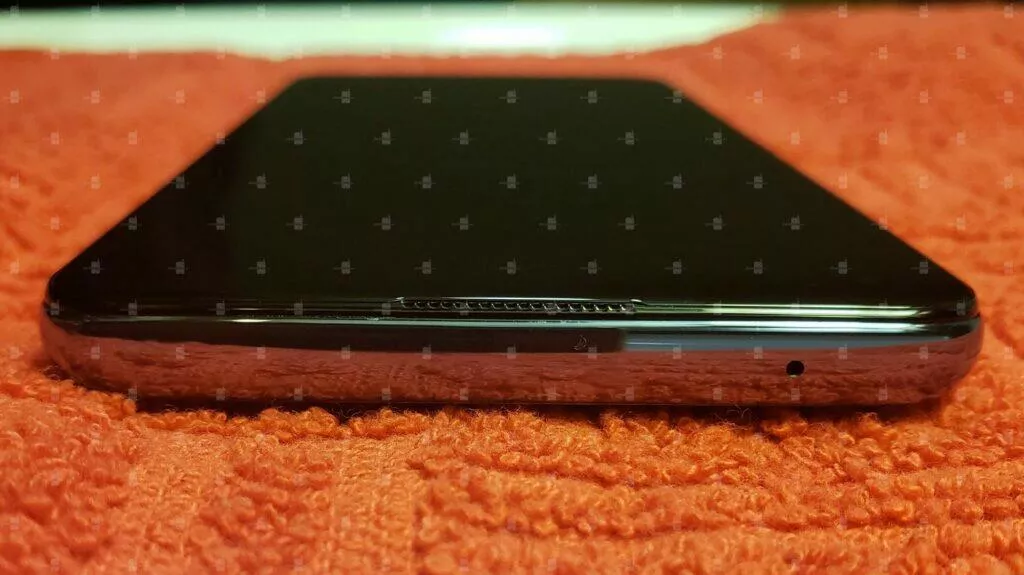 reálné fotografie OnePlus 9 horní strana