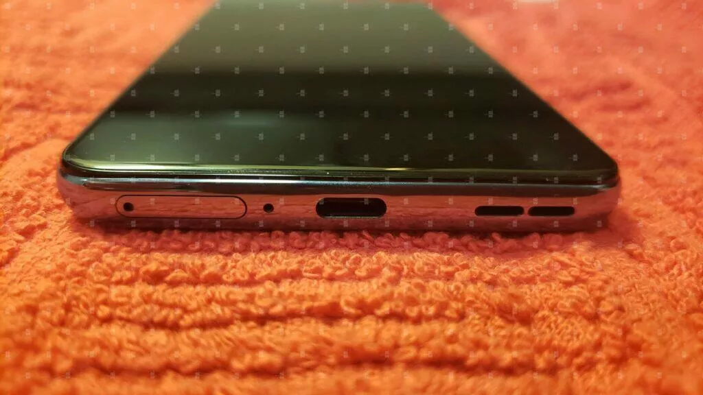 reálné fotografie OnePlus 9 konektor