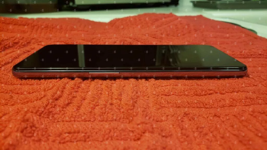 reálné fotografie OnePlus 9 levý bok